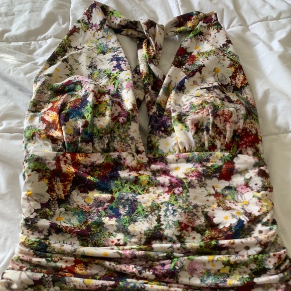 **SOLD** NWOT GUESS Open Back detail top w/padding Perfect condition, Small - Picture 2 of 6